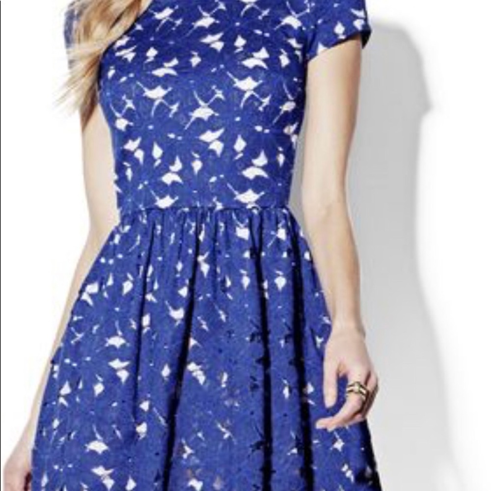 Vince Camuto Short Sleeve Lace Dress - size 2
